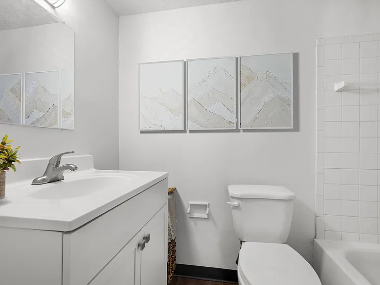 Edgewood Court Apartments — Photo 21