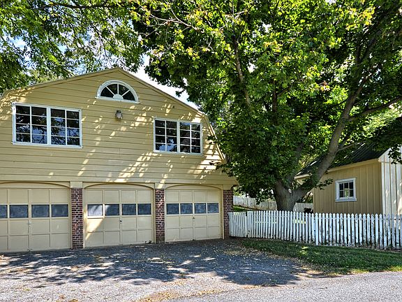 3 car garage w/ woodworking 