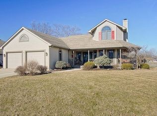 907 Lakeview Dr, Auburn, IN