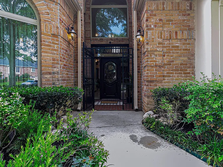 8007 Vintage Creek Dr — Photo 2