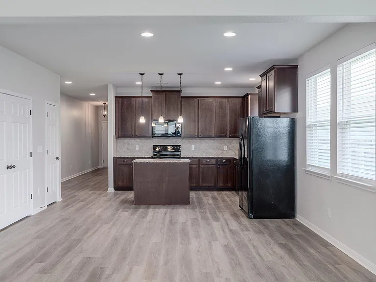 320 E Broade St — Photo 9