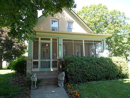 1st image of 704 Oak St W