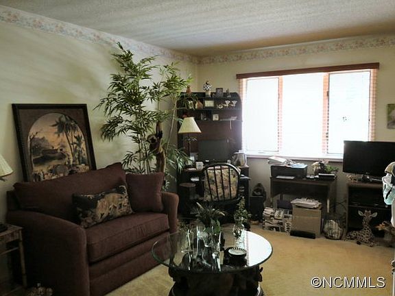 4th image of 110 Live Oak Ln