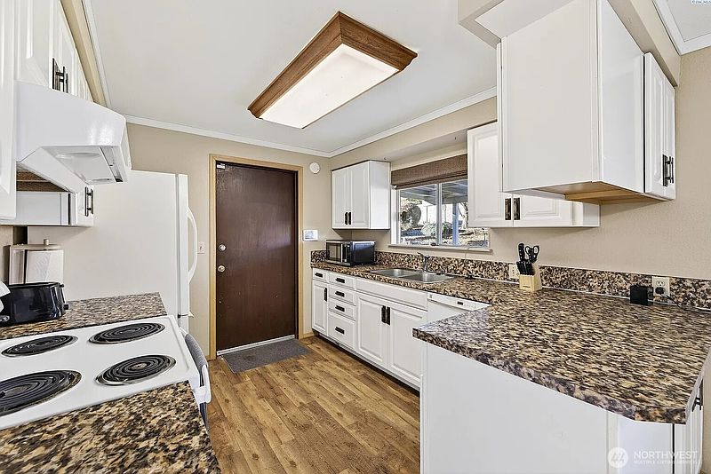 2nd image of 833 Taylor Street