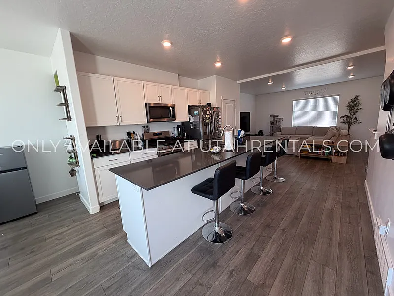 3 bed, 2.5 bath, 2006 sqft, $2,100 — Photo 4
