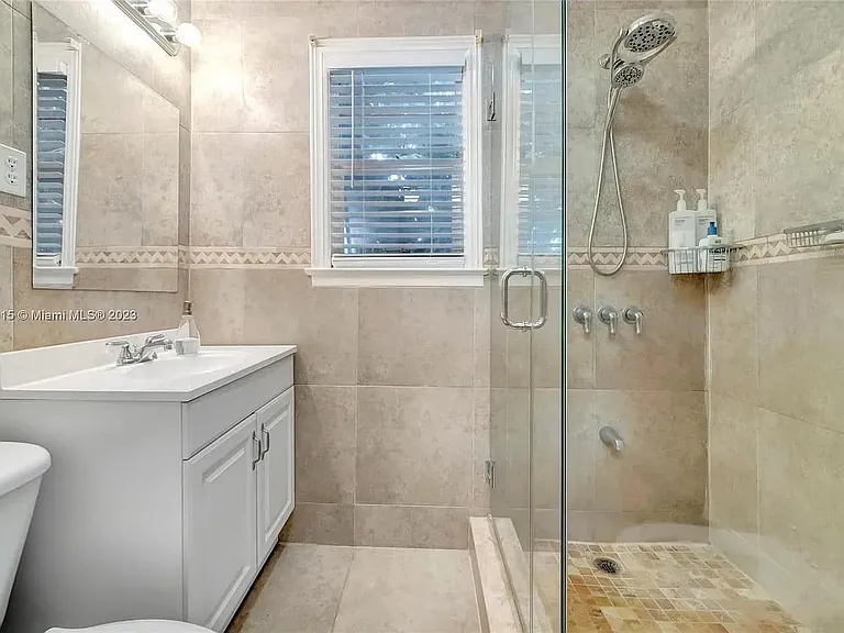 435 SW 33rd Ave #1 — Photo 9