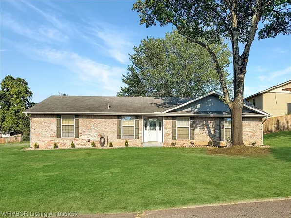 1404 N 6th St, Van Buren, AR 72956