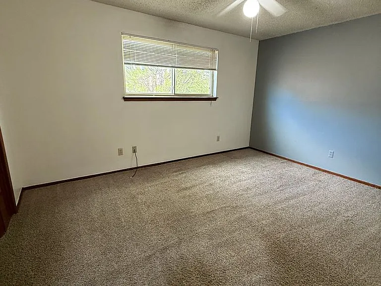 Fox Valley Apartments — Photo 27