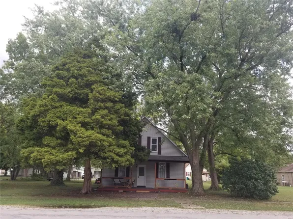 551 Dora St, Beckemeyer, IL 62219