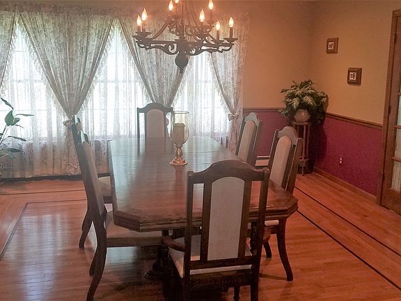 Formal dining/1st flr bedroom.