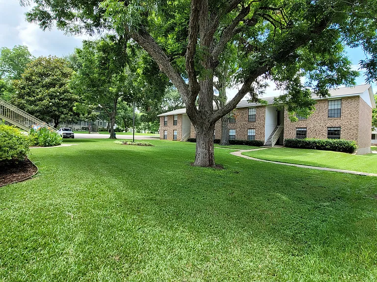 Brenham Park Apartments — Photo 8