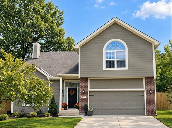18207 Rollins Dr, Smithville, MO 64089