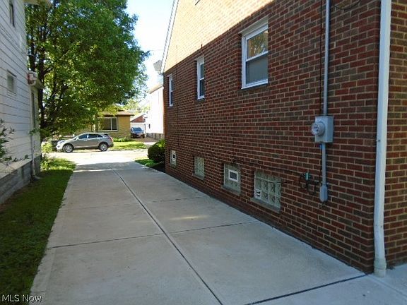 3rd image of 18909 Pawnee Ave