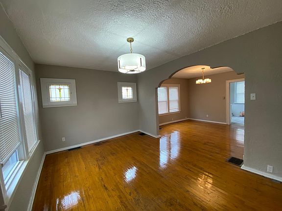 4th image of 1916 Yale Ave