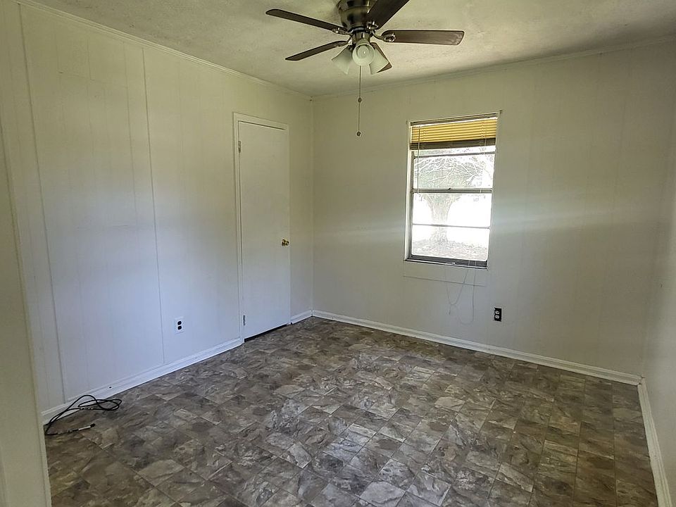 1st image of 302 Larsen St