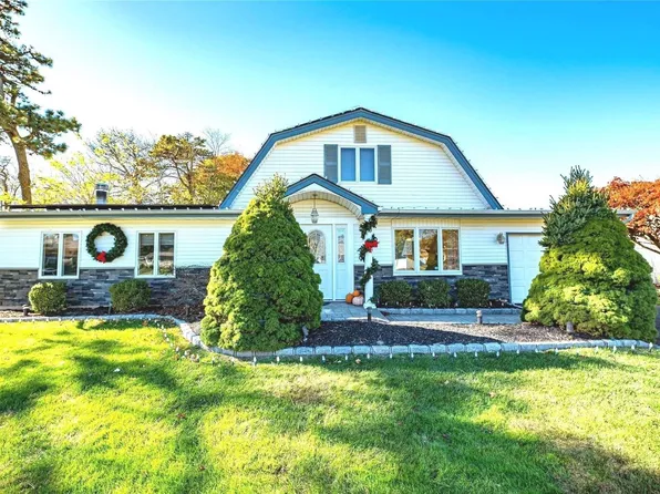 32 Torrey Pine Lane, Medford, NY 11763