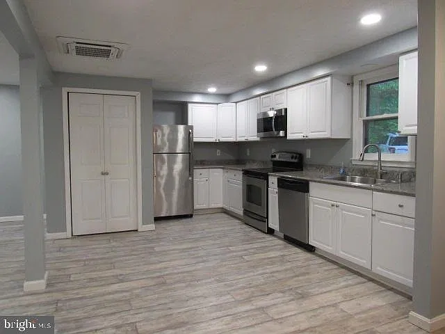 2 bed, 1.0 bath, 960 sqft, $1,695 — Photo 2