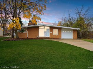 29412 Spring Hill Dr, Southfield, MI 48076