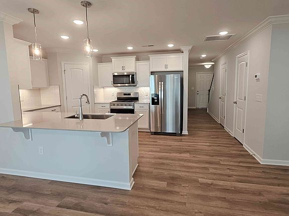 4th image of 902 Elderberry Way