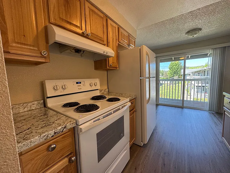 885 NE Sunset St #6 — Photo 4