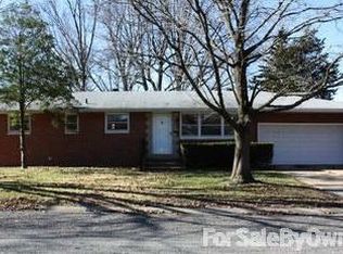 1614 Paradise Dr, Highland, IL 62249