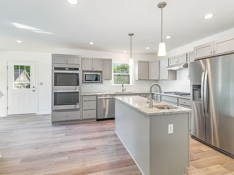 158 High Pointe Dr — Photo 6