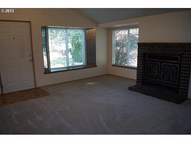 16748 SE Oak St photo 1