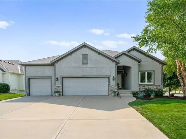 16320 S Heatherwood St, Olathe, KS 66062