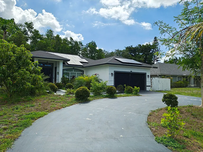 376 SW Tulip Blvd — Photo 2