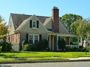 146 Muirfield Rd, Rockville Centre, NY 11570