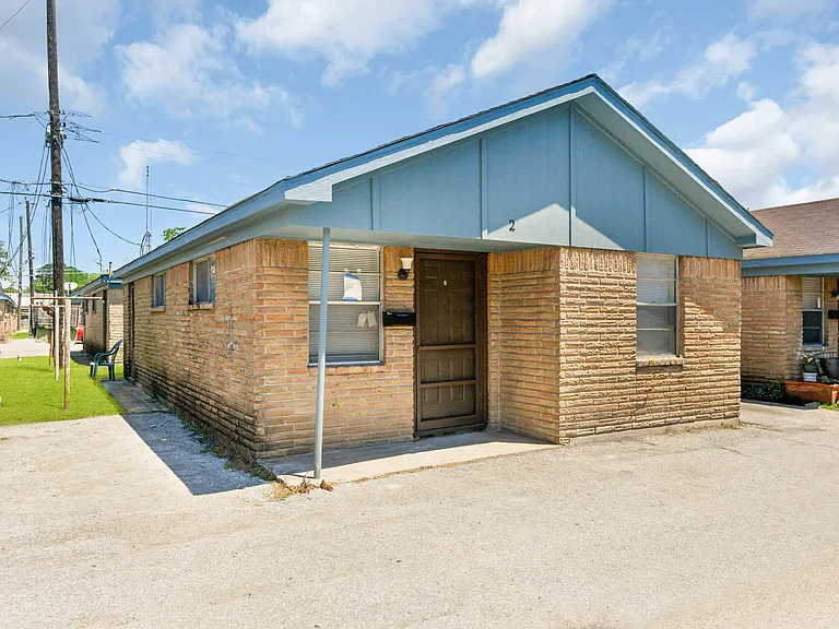 Pickfair Apartments — Photo 1