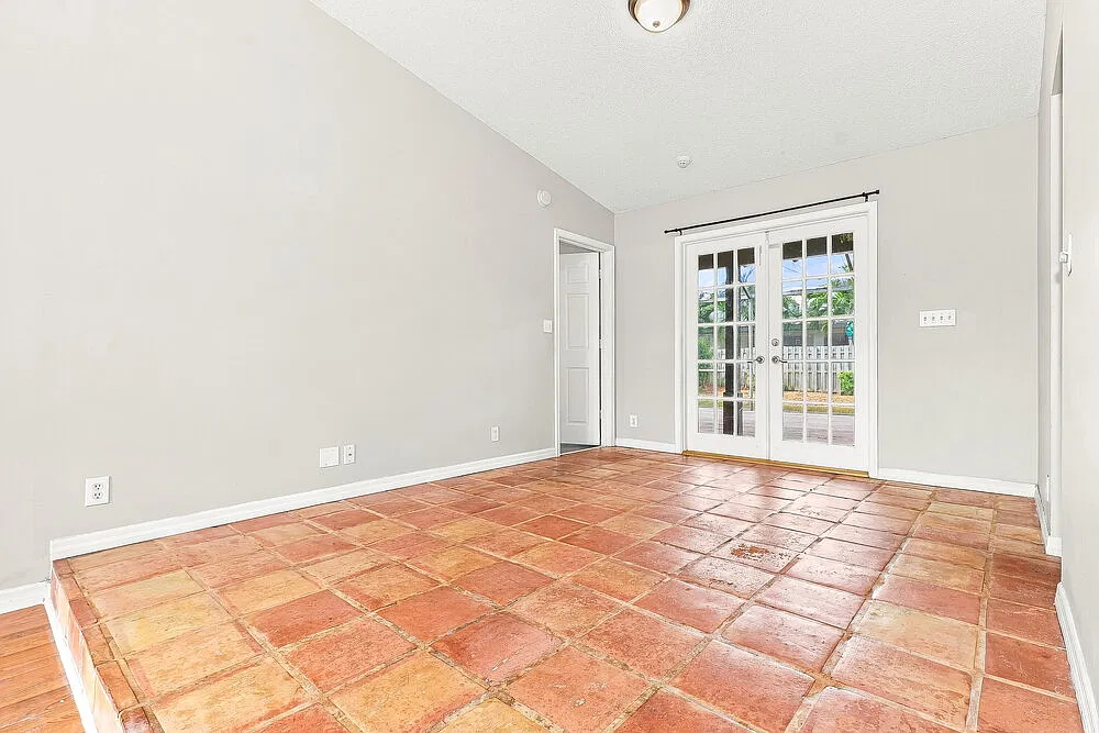3 bed, 2.0 bath, 1979 sqft, $3,440 — Photo 4