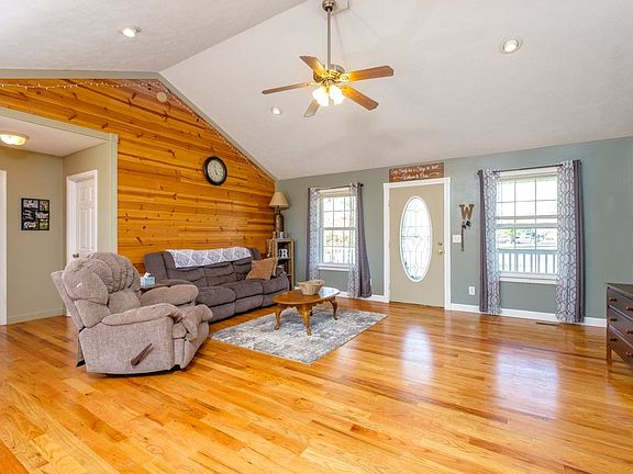 4th image of 402 Dorset St