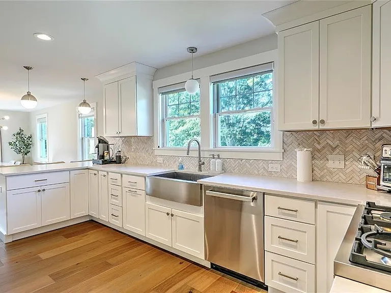 137 Rosebriar Ave — Photo 17