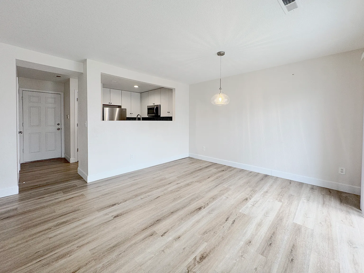 3 bed, 1400 sqft, $2,700 — Photo 4