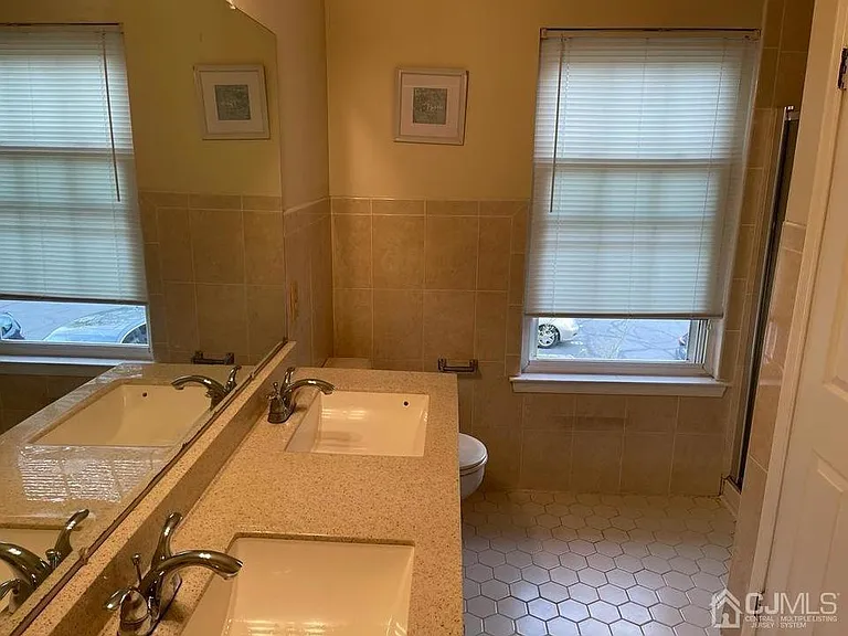 9 Carrie Ct — Photo 3