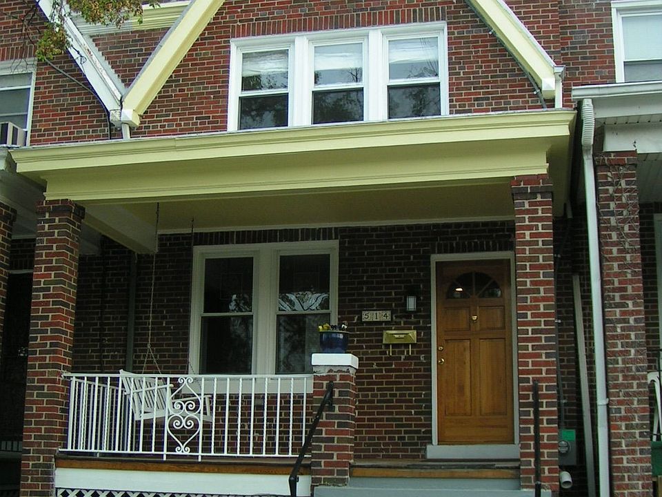 Entrance with front porch & swing
