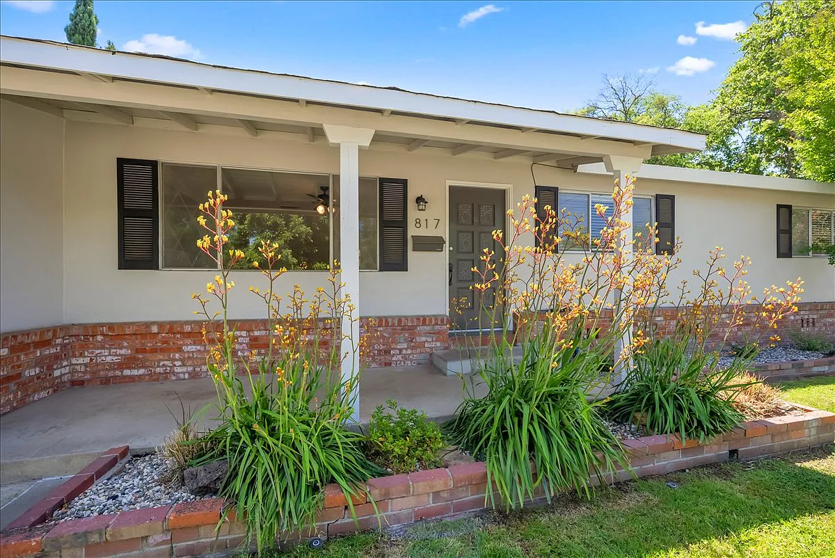3 bed, 1.5 bath, 1143 sqft, $2,650 — Photo 3