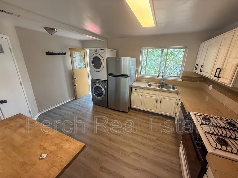 954 Winona Ct — Photo 4