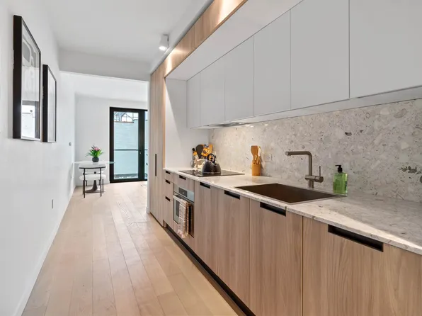 181 East 101st Street 802 image 3 of 10