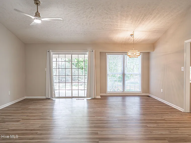 1355 Longleaf Dr E — Photo 6