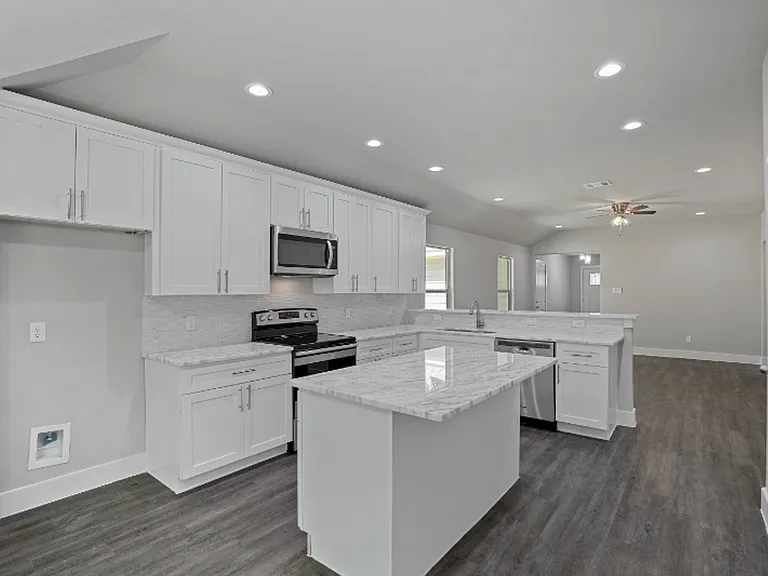 2327 Harding St — Photo 17