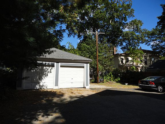 2nd image of 985 Whalley Ave