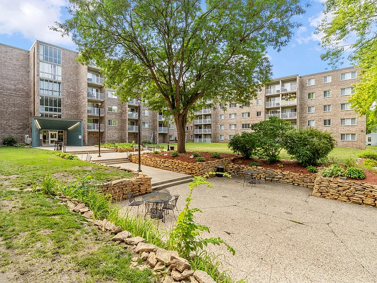 River Bluff Apartments — Photo 1