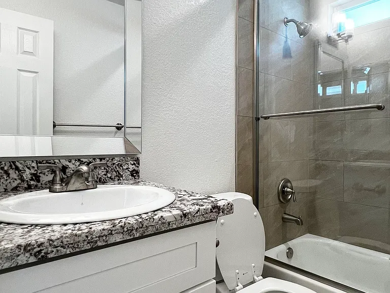 Florida Street Apartments — Photo 36
