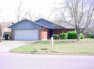 8 S Willowood Dr, Yukon, OK 73099