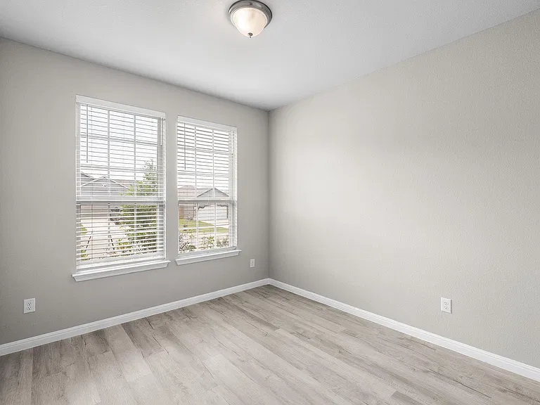313 McLintock Rd — Photo 5