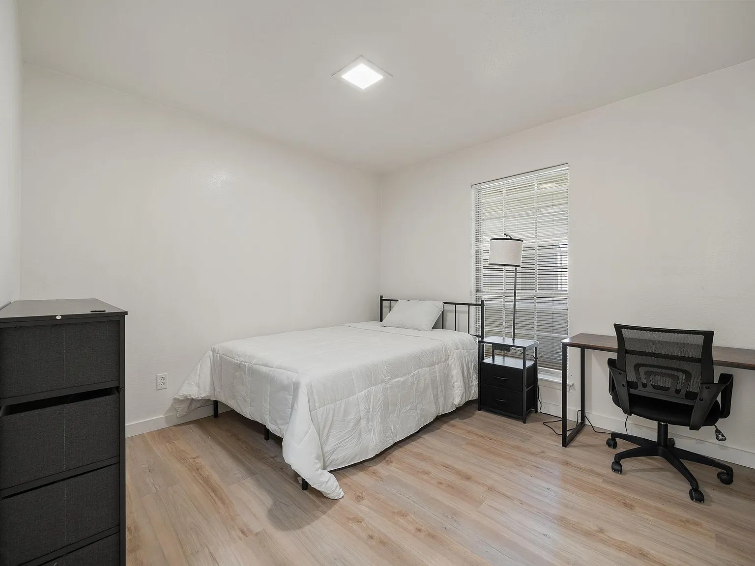 4 bed, 2.0 bath, 2769 sqft, $888 — Photo 1