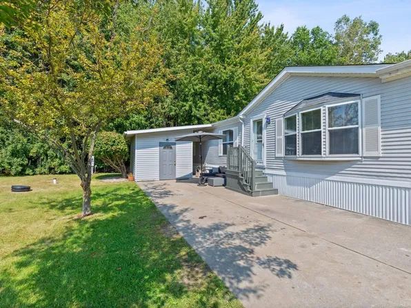 9370 Starboard Dr, Fair Haven, MI 48023