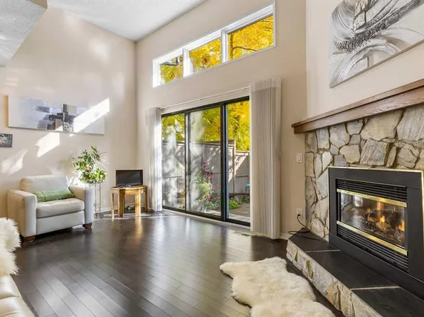 4 W Glamis Gdns SW, Calgary, AB T3E 6S4